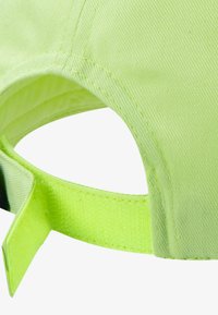 Neon sárga sapka, puha anyagú borítással, állítható pánttal és kivágott dizájnnal a hátulján a szellőzés érdekében.