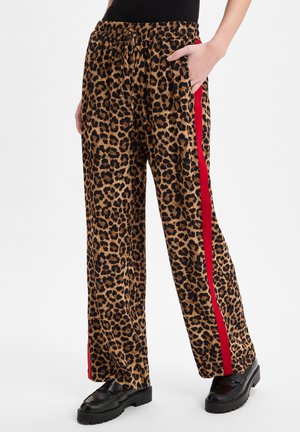Leopardenmuster Hosen mit weitem Bein, einem schwarzen Bund und roten Seitenstreifen, ausgestattet mit einem elastischen Kordelzug und seitlichen Taschen.