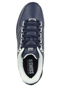 Marinblå syntetiska sneakers med vita accenter, sex öglor och vadderad krage. Har en texturerad yta och framträdande logga på tungan.