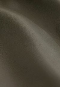 Texturerat, mörk olivgrön material med en slät yta, som visar fin ådring och subtil glans. Lämplig för möbelklädsel eller modeapplikationer.