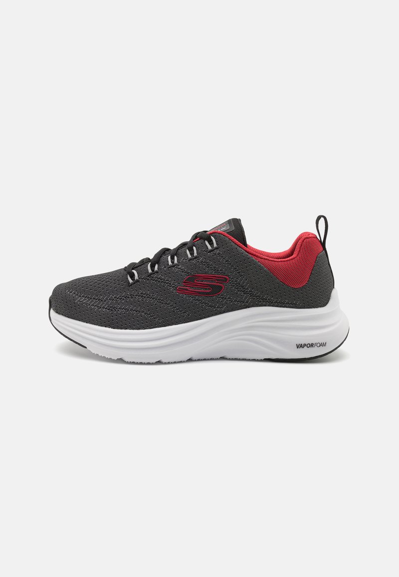 Zapatilla deportiva negra y roja con parte superior de malla, media suela VaporFoam blanca, punta redondeada y talón reforzado para mayor soporte.