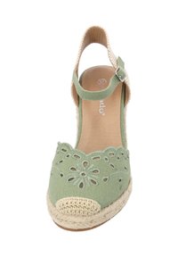 Zapato de cuña con tira en verde lona, diseño floral recortado, correa beige tejida y suela envuelta en yute. Plantilla plana, talla 37.