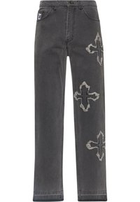 Vaqueros negros de pierna recta con tres parches desgastados en forma de cruz en la pierna derecha y un pequeño logo cerca del bolsillo delantero.