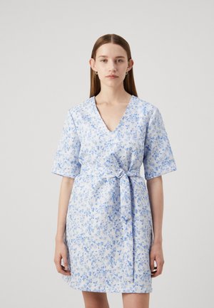 Robe à imprimé floral en bleu clair et blanc avec un décolleté en V, des manches courtes et un détail de taille nouée. Fabriquée en tissu doux avec une texture lisse.