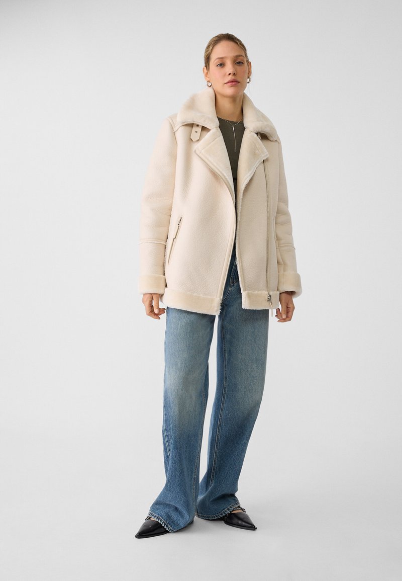 Stradivarius Imitatieleren jas beige