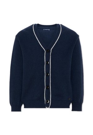 Granatowy sweter rozpinany z dzianiny, z pięcioma czarnymi guzikami i białą lamówką wzdłuż dekoltu w serek i linii guzików, długie rękawy oraz prążkowane mankiety i dół.