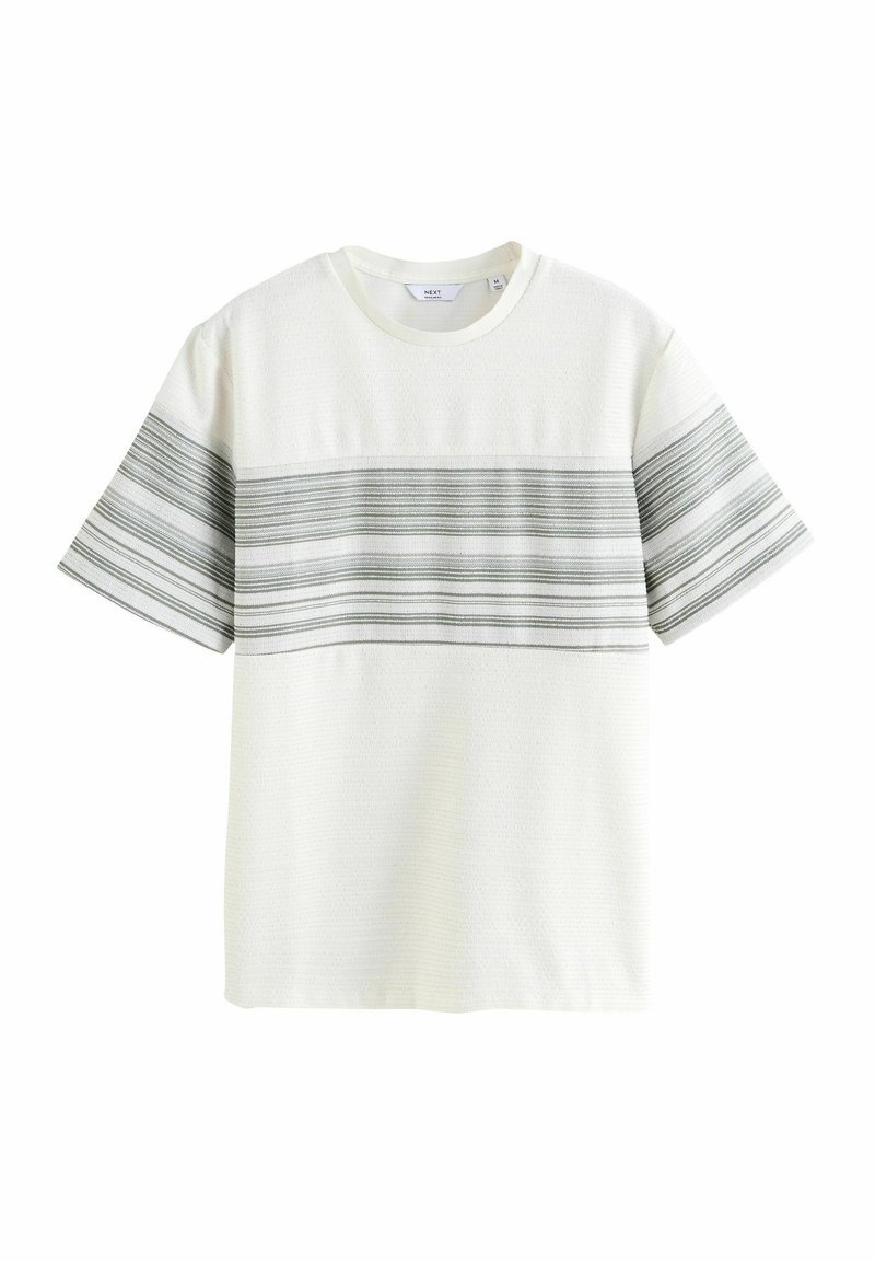T-shirt blanc à manches courtes avec des rayures horizontales grises sur le torse, en tissu texturé et avec un col rond.