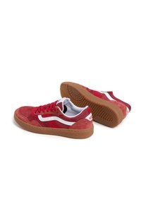 Røde semskede sneakers med hvide sidestriber, teksturerede gummisåler og polstret krave. Bemærkelsesværdigt brandlogo på hælen og tungen.