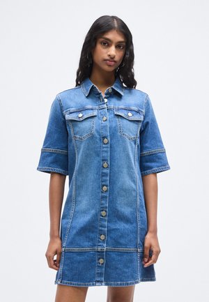 ONLKATERINA 2/4 SHORT DRESS - Denimové šaty - medium blue denim