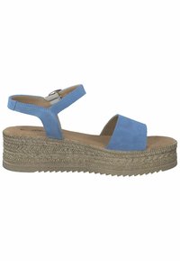 Sandales à talons compensés en suède bleu avec une large bride sur le bout, une bride arrière et une plateforme en jute texturé.