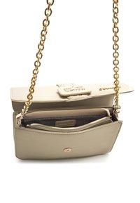 Beigefarbene Ledertasche mit goldener Kettenriemen. Verfügt über einen oberen Verschluss, ein Innenfutter mit Streifenmuster und mehrere Fächer zur Organisation.