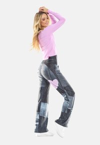 Džinsa izlobīti svārki ar melnu un pelēku izšuvumu dizainu un rozā sirds detaļu. Kombinēti ar gaiši rozā garām piedurknēm topu.