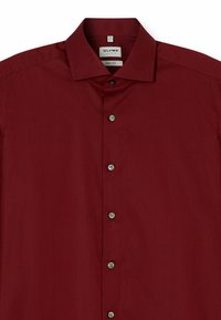 Bordeaux knoopshirt met een gestructureerde kraag, vijf knopen aan de voorkant en een gladde textuur. Voorzien van een "Body Fit" label.