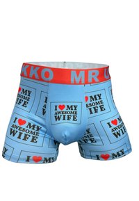 Blå boxershorts med ett upprepat mönster som inkluderar texten "I LOVE MY AWESOME WIFE" i svart och rött på en ljusblå bakgrund.