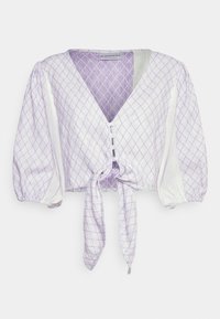 Blusa cropped xadrez roxa com laço na frente, mangas bufantes e decote em V profundo. Apresenta fecho de botão e tecido em camadas.