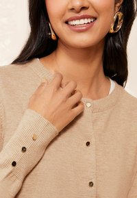 Friends Like These CREW NECK  REGULAR FIT - Kardigán - camel