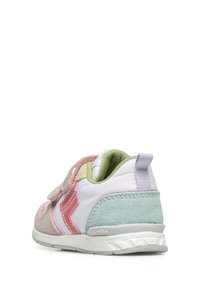 Sneaker colorato con tomaia in materiale sintetico bianco, dettagli in suede rosa e verde, cinturino attaccato e suola in gomma testurizzata.