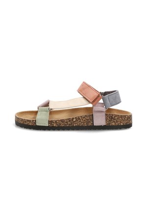 Sandalia de punta abierta con suela de corcho y tiras de tela suave multicolor en verde, beige, rosa, naranja y gris, vista de lado.