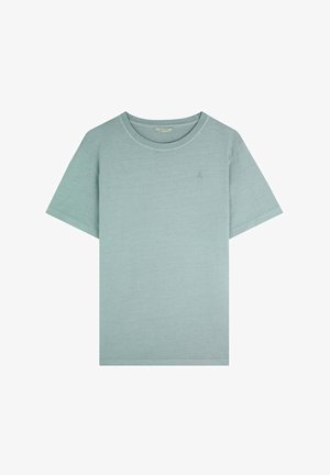 Tricou scurt din bumbac, de culoare teal deschis, cu mânecă scurtă și guler rotund, având un logo discret brodat pe piept. Textură netedă.