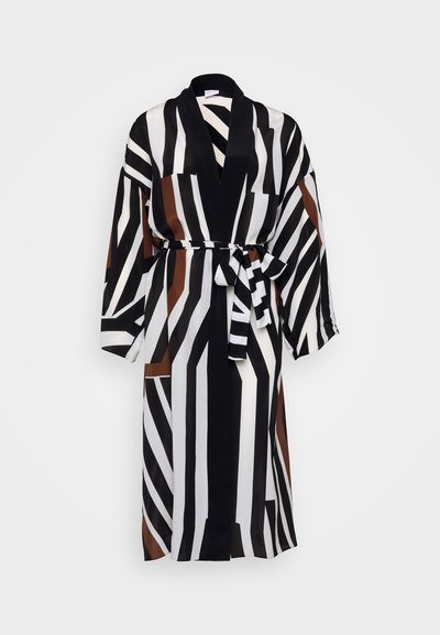 Garšs apģērbs melnā, baltā un brūnā ģeometriskā strīpu rakstā. Izgatavots no viegla auduma ar saderīgu jostu viduklī un plašām piedurknēm.