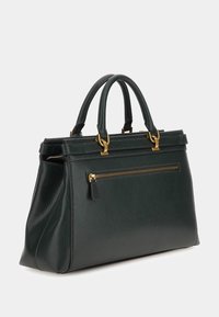 Vihreä nahkainen käsilaukku, jossa on jämäkkä muotoilu, kaksi yläkahvaa ja edessä vetoketjullinen tasku, jossa kullanväriset metalliosat.