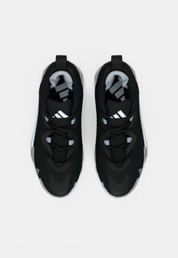 Melni sporta apavi ar teksturētu sieta augšdaļu, pelēkiem akcentiem, baltu logotipu un melnām šņorēm. Aprīkoti ar noapaļotu purngalu un mīkstinātu zolīti.