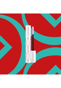 Tusz do rzęs Collistar w białej tubce z różowymi akcentami ma grubą, kolczastą szczoteczkę. W tle znajdują się czerwone i turkusowe geometryczne wzory.