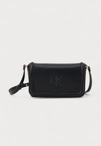 Borsa a tracolla in pelle nera con una finitura testurizzata, dotata di una patta superiore, logo "cK" in rilievo e accenti in metallo dorato.