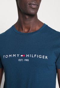 Tommy Hilfiger TOMMY LOGO TEE - T-shirt estampada - dark lakeside