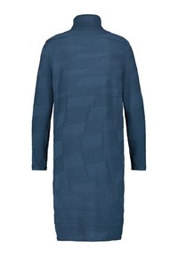 Robe en maille bleu marine avec un col montant, des manches longues et un motif géométrique texturé sur un tissu doux. Le modèle présente une coupe droite.