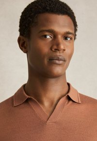 Reiss REGULAR FIT DUCHIE OPEN COLLAR - Pólóing - cinnamon brown