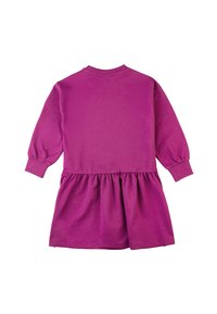 Lila Baumwollkleid mit langen Ärmeln, rundem Ausschnitt und gerafftem Rock. Der Stoff hat eine glatte Textur und eine einheitliche Farbe.