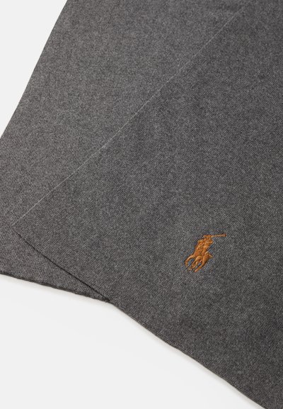 Tecido cinza carvão com uma textura suave, apresentando um pequeno logo de jogador de polo bordado em marrom em um dos cantos.