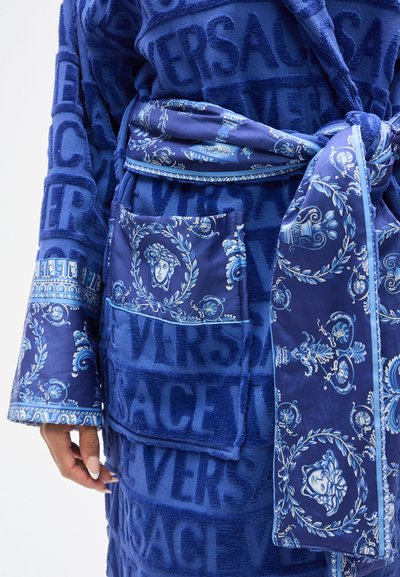 Μπλε βελούδινο ρόμπα με υφή "VERSACE", διακοσμητική ζώνη και περίτεχνο μπλε και λευκό σχέδιο με κλασικά μοτίβα και τσέπη.