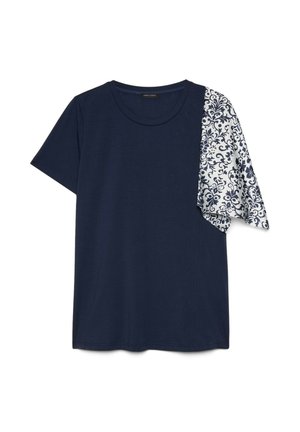 Tmavě modrá košile s krátkým rukávem, s jedním bílým rukávem s tmavě modrým květinovým vzorem na pravé straně.