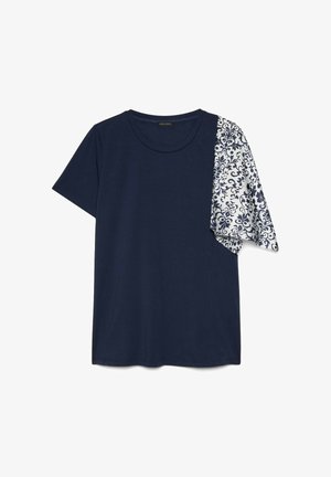 Tmavě modrá košile s krátkým rukávem, s jedním bílým rukávem s tmavě modrým květinovým vzorem na pravé straně.