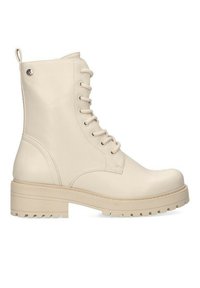 Botas de tobillo beige con cordones, acabado mate, punta redondeada, suela gruesa y un sutil acento metálico en el tacón. Superficie texturizada.