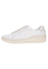 Baskets blanches avec une tige en cuir lisse, des accents beiges, un bout rond, des lacets plats et une semelle en caoutchouc texturée. Logo discret sur le côté.