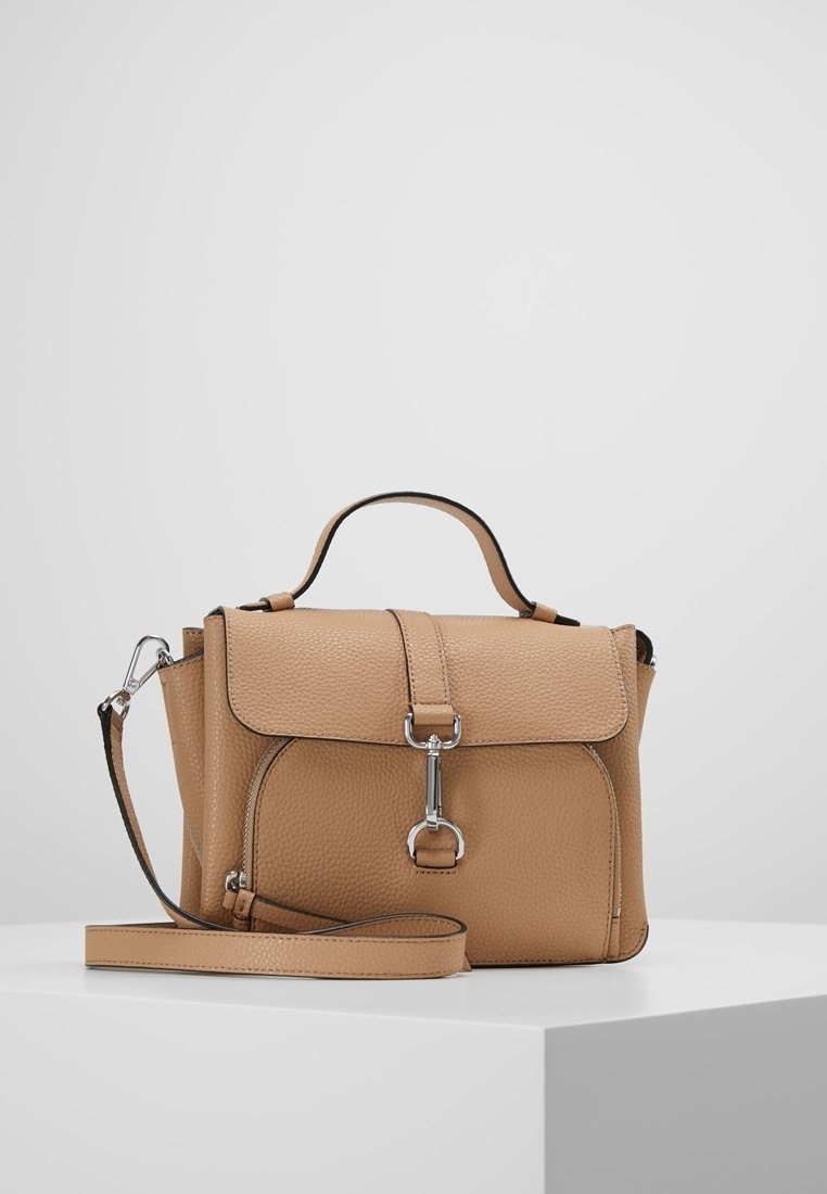 Tan kožená kabelka s texturovaným povrchem, obdélníkovým tvarem, horním uchopitelným držadlem a odnímatelným ramenním popruhem. Obsahuje stříbrné kovové akcenty.