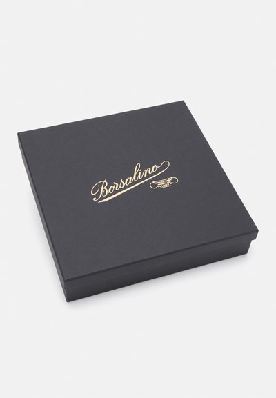 Juodas stačiakampis dėžutė su lygiu paviršiumi, viršuje esantis auksinis kursyvu parašytas "Borsalino" logotipas. Uždara dizainas.