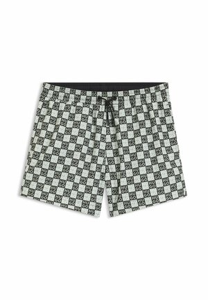 Shorts à carreaux noirs et blancs avec un motif répété du texte "HUGO" et une taille élastique noire avec cordon de serrage.