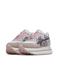 Sneaker mit einem weißen Obermaterial, rosa Schnürsenkeln, beigen Wildlederakzenten und einem Leopardenmuster. Verfügt über eine strukturierte, rosa Sohle für besseren Halt.