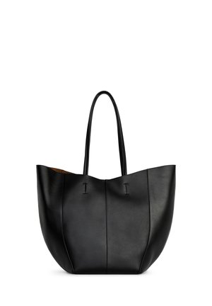 Bolso tote de cuero negro con dos asas largas y detalles de costuras verticales en la parte delantera.