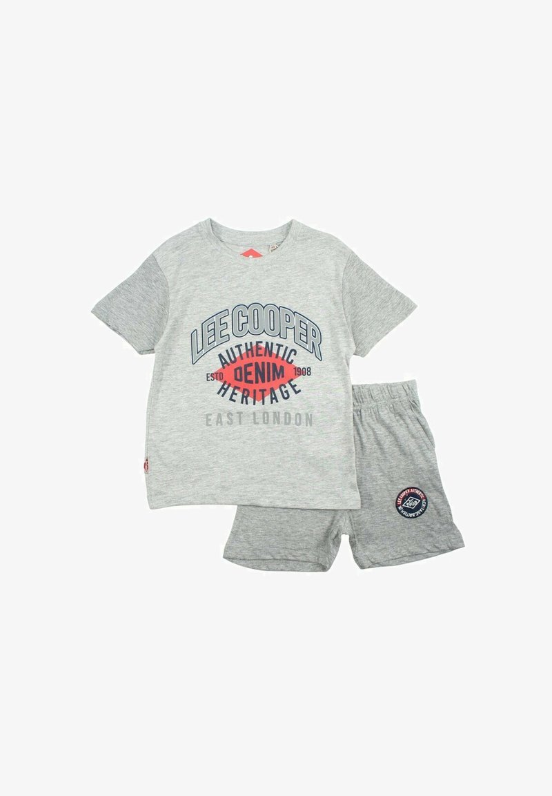 T-shirt gris en coton à manches courtes avec un graphique "Lee Cooper" bleu et rouge et un short assorti, avec un logo brodé sur le côté.