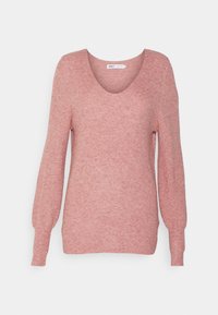 Sweter z dekoltem w serek i długim rękawem, wykonany z miękkiej, różowej przędzy z teksturowanym wykończeniem i lekko luźnym krojem.