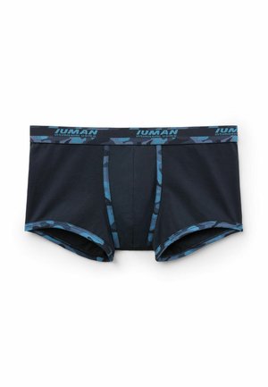 Bokserki męskie w ciemnoniebieskim kolorze z bawełny, z niebieskimi akcentami w kamuflażu na pasku i po bokach. Szwy są wzmocnione.