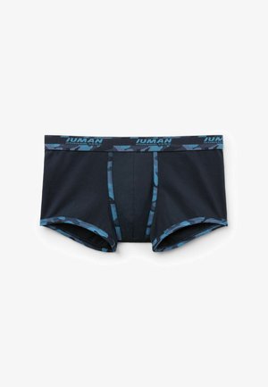 Boxerské kraťasy v tmavě námořnické bavlně, s modrým maskáčovým páskem a bočními detaily. Švy jsou zesílené.