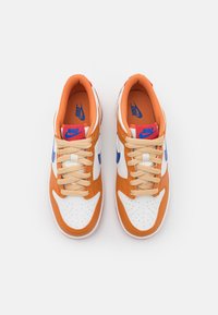 Nike Sportswear DUNK LOW - Sapatilhas - sail/game royal/university red/hot curry