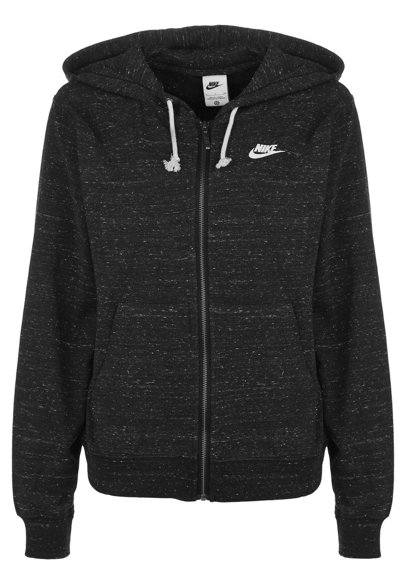 Černá mikina na zip se bílými stahovacími šňůrkami, logo Nike na horním levém rohu, měkká texturovaná látka, dvě přední kapsy a žebrované manžety a lem.