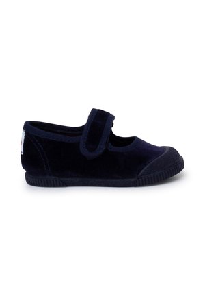 Zapato Mary Jane de terciopelo azul marino con correa de gancho y bucle, punta redonda y suela de goma con un patrón texturizado y detalle del logo en el lateral.
